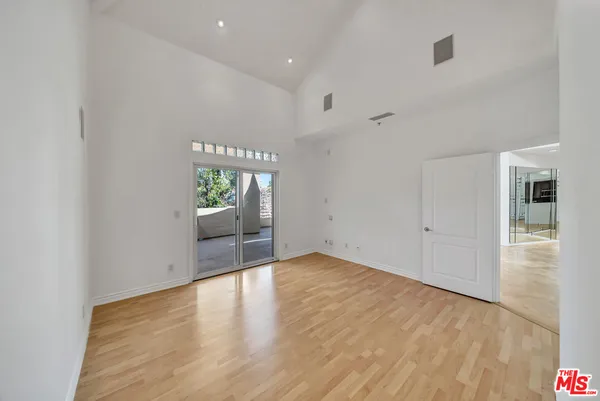 $1,050,000 | 4477 Woodman Avenue, Unit 305, Sherman Oaks, CA 91423
