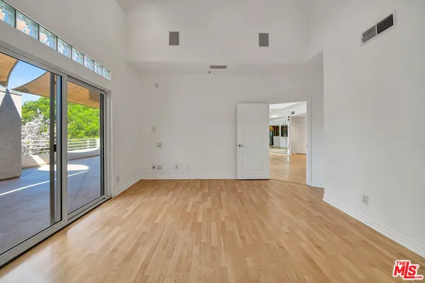 $1,050,000 | 4477 Woodman Avenue, Unit 305, Sherman Oaks, CA 91423