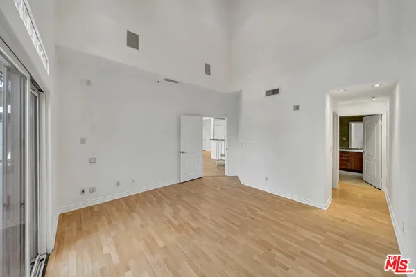 $1,050,000 | 4477 Woodman Avenue, Unit 305, Sherman Oaks, CA 91423