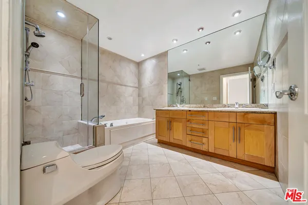 $1,050,000 | 4477 Woodman Avenue, Unit 305, Sherman Oaks, CA 91423