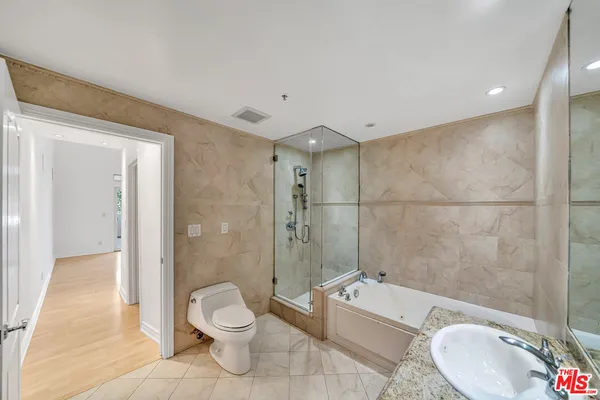 $1,050,000 | 4477 Woodman Avenue, Unit 305, Sherman Oaks, CA 91423