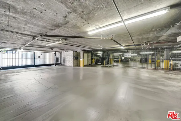 $1,050,000 | 4477 Woodman Avenue, Unit 305, Sherman Oaks, CA 91423