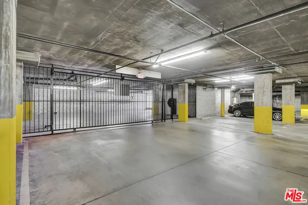 $1,050,000 | 4477 Woodman Avenue, Unit 305, Sherman Oaks, CA 91423