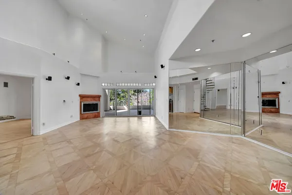 $1,050,000 | 4477 Woodman Avenue, Unit 305, Sherman Oaks, CA 91423