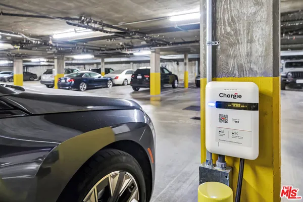 $1,050,000 | 4477 Woodman Avenue, Unit 305, Sherman Oaks, CA 91423