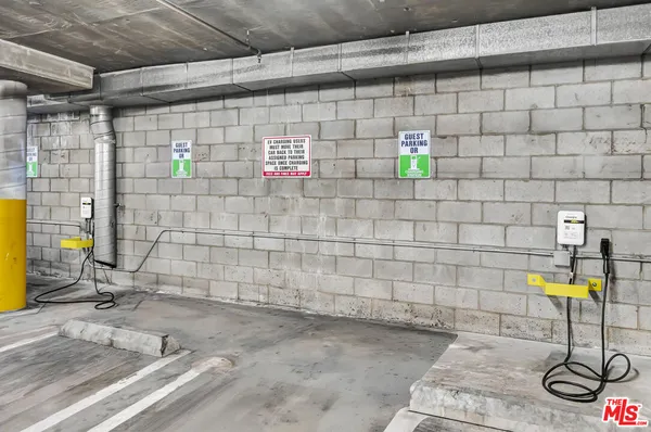 $1,050,000 | 4477 Woodman Avenue, Unit 305, Sherman Oaks, CA 91423