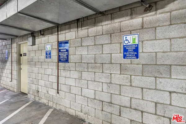 $1,050,000 | 4477 Woodman Avenue, Unit 305, Sherman Oaks, CA 91423