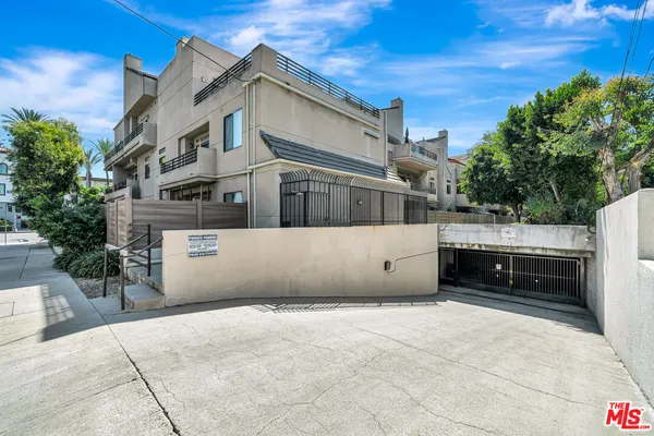 $1,050,000 | 4477 Woodman Avenue, Unit 305, Sherman Oaks, CA 91423