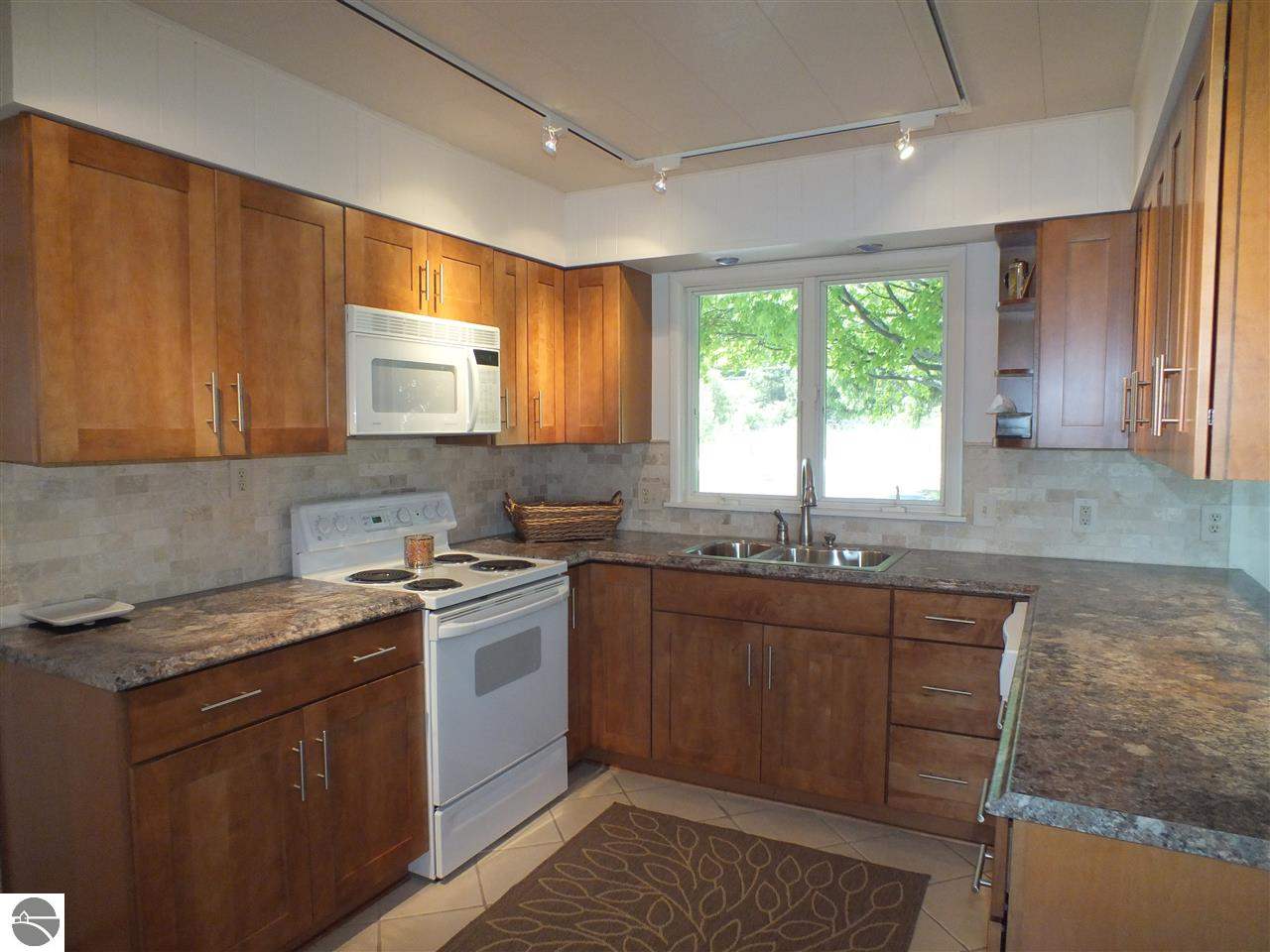 13660 Bluff Road Traverse City, MI 49686 - Photo 9 of 34 1782474-9.JPG