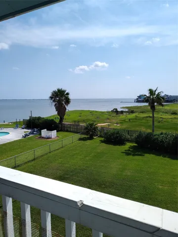 a view of a grassy area