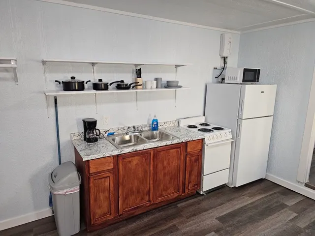 $1,200 | 202 West E Street, La Porte, TX 77571