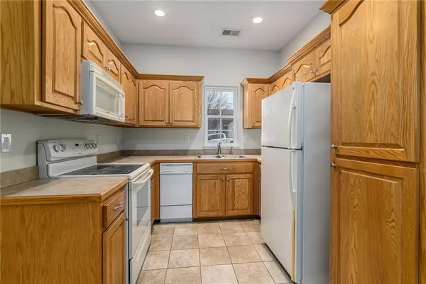 $209,950 | 1860 Fall Creek Drive, Tonganoxie, KS 66086