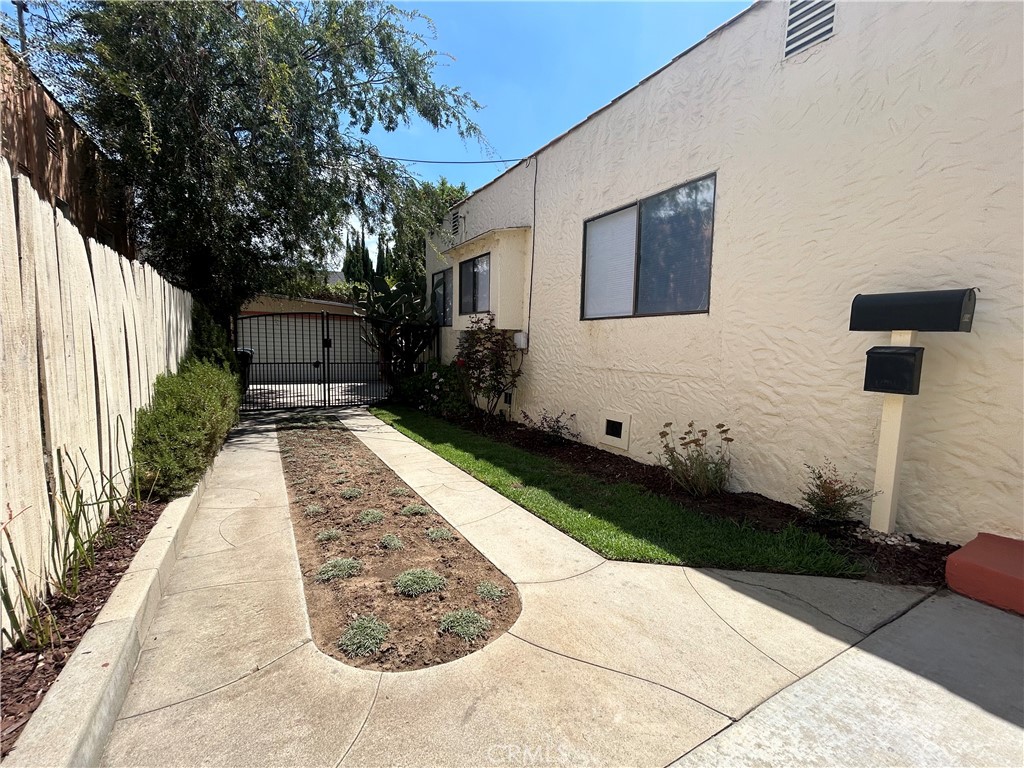 214 East Stocker Street Glendale, CA 91207 - Photo 30 of 31 Driveway