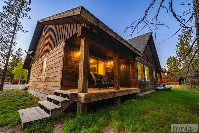 $890,000 | 3770 Arctic Fox Drive, Island Park, ID 83429