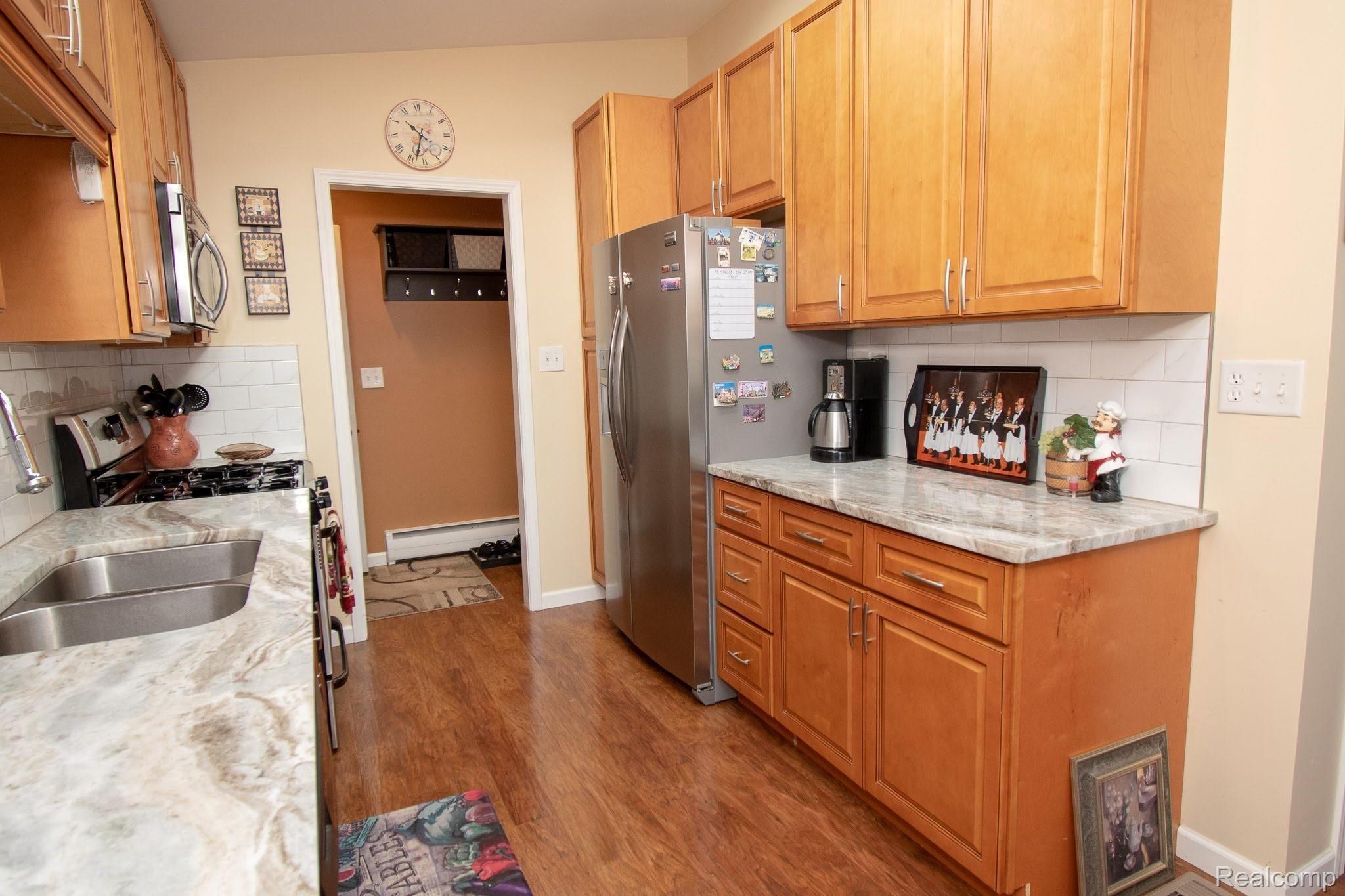 662 Decker Road Walled Lake, MI 48390 - Photo 7 of 52 DSC_6610.jpg