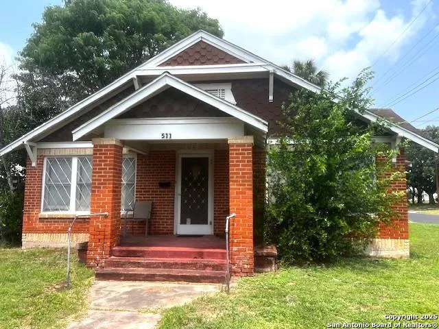 a view of a house with yard and plants