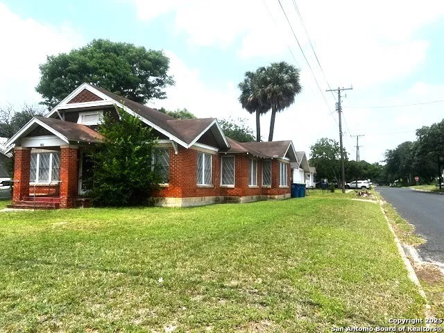 a view of a back yard of the house