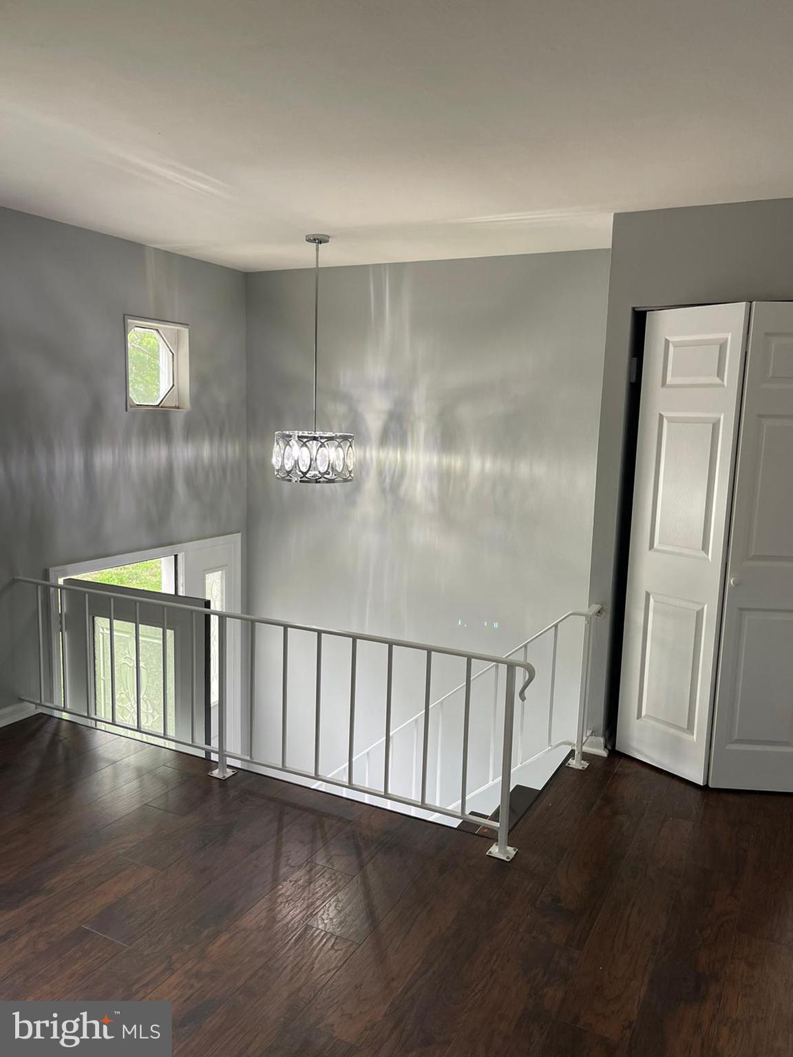 610 West Nettle Tree Road Sterling, VA 20164 - Photo 3 of 37 LIVINGROOM
