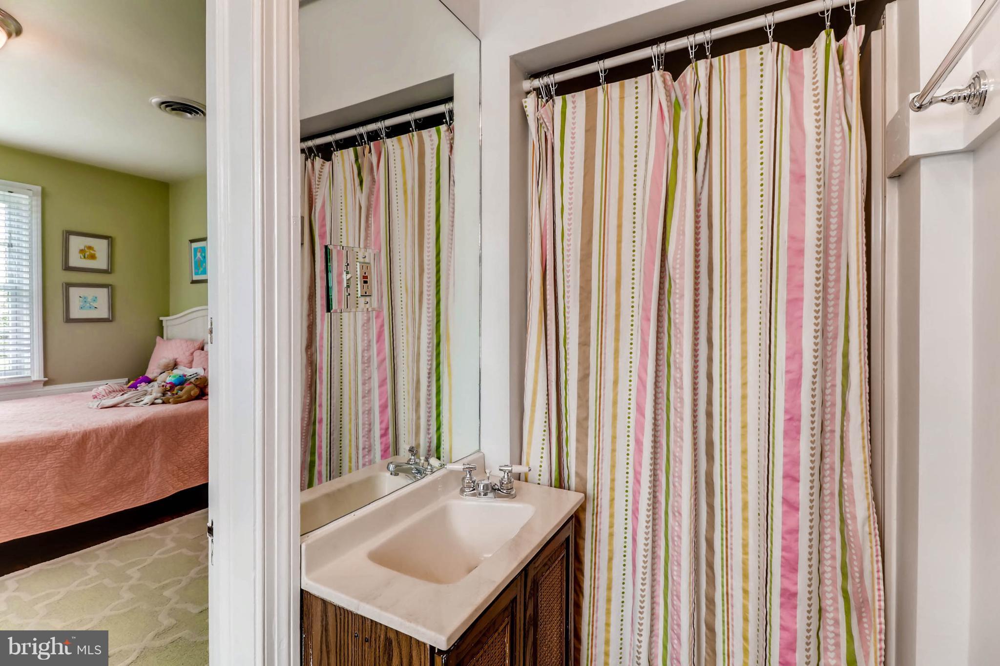 310 Wendover Road Baltimore, MD 21218 - Photo 15 of 27 Bath