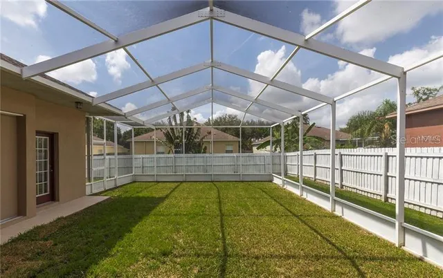 a view of a backyard