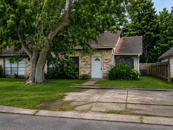 $1,800 | 615 Cole Street, Webster, TX 77598