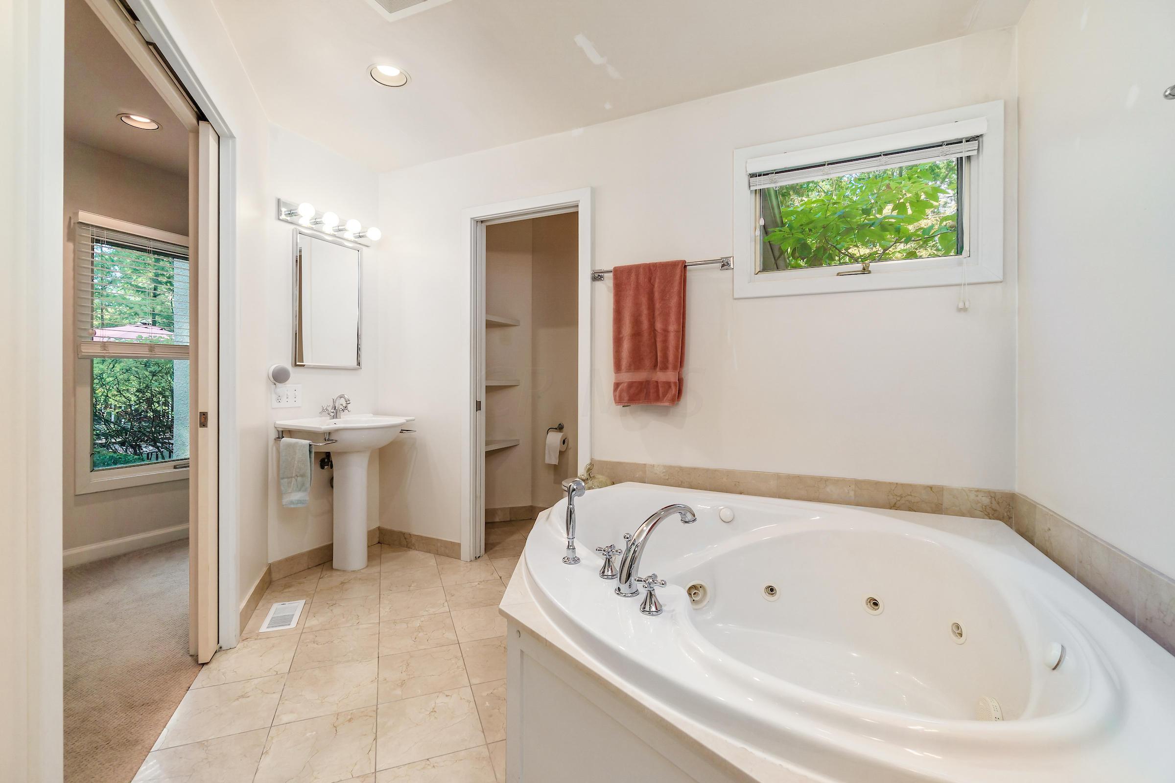 2390 Edington Road Columbus, OH 43221 - Photo 23 of 36