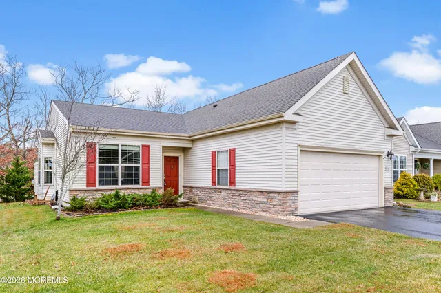 a view of a house with backyard and garden