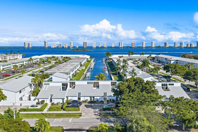 $365,000 | 118 Castlewood Drive, Unit 123, North Palm Beach, FL 33408