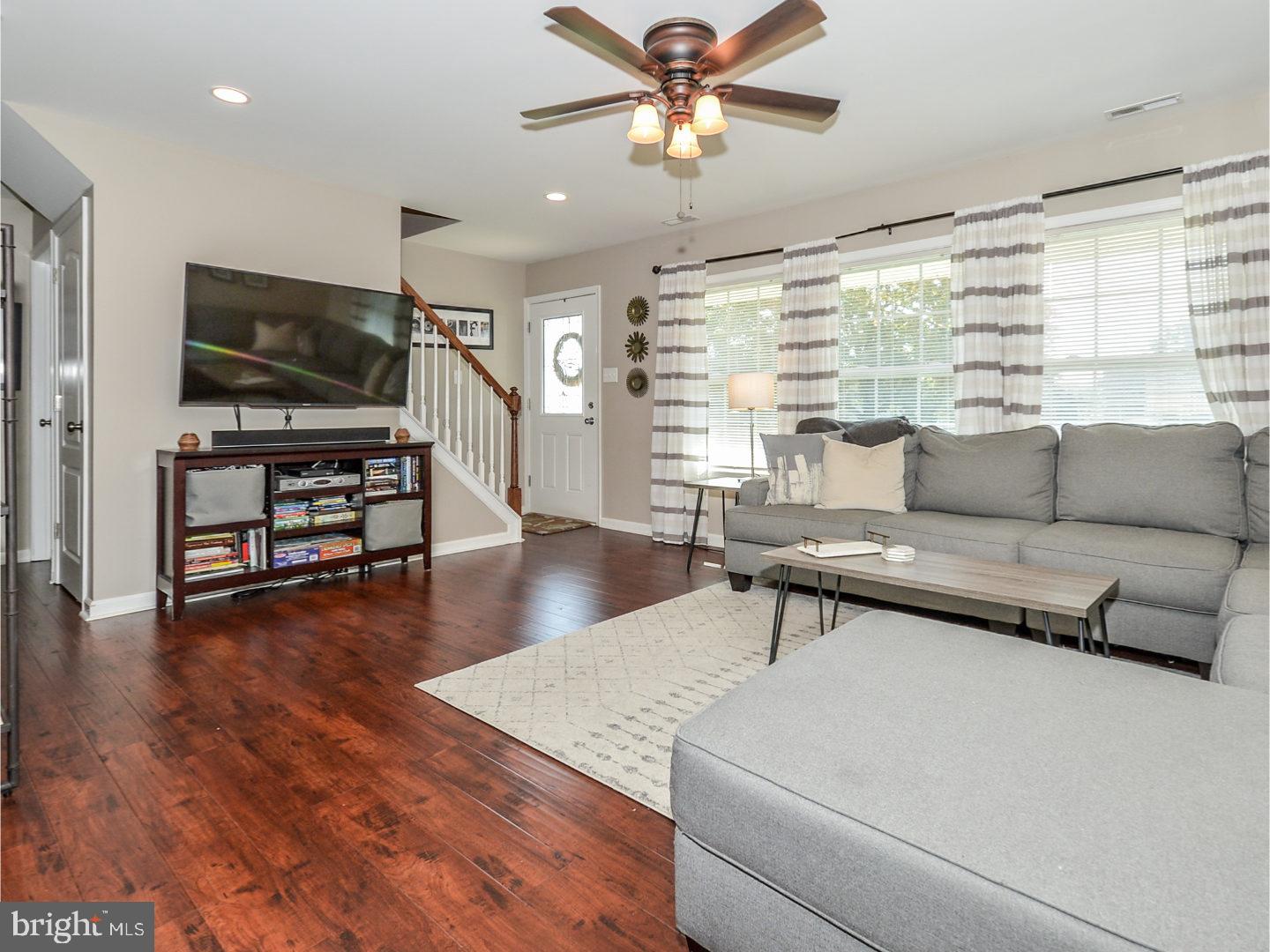 25 Circle Road Levittown, PA 19057 - Photo 5 of 21 Living Room