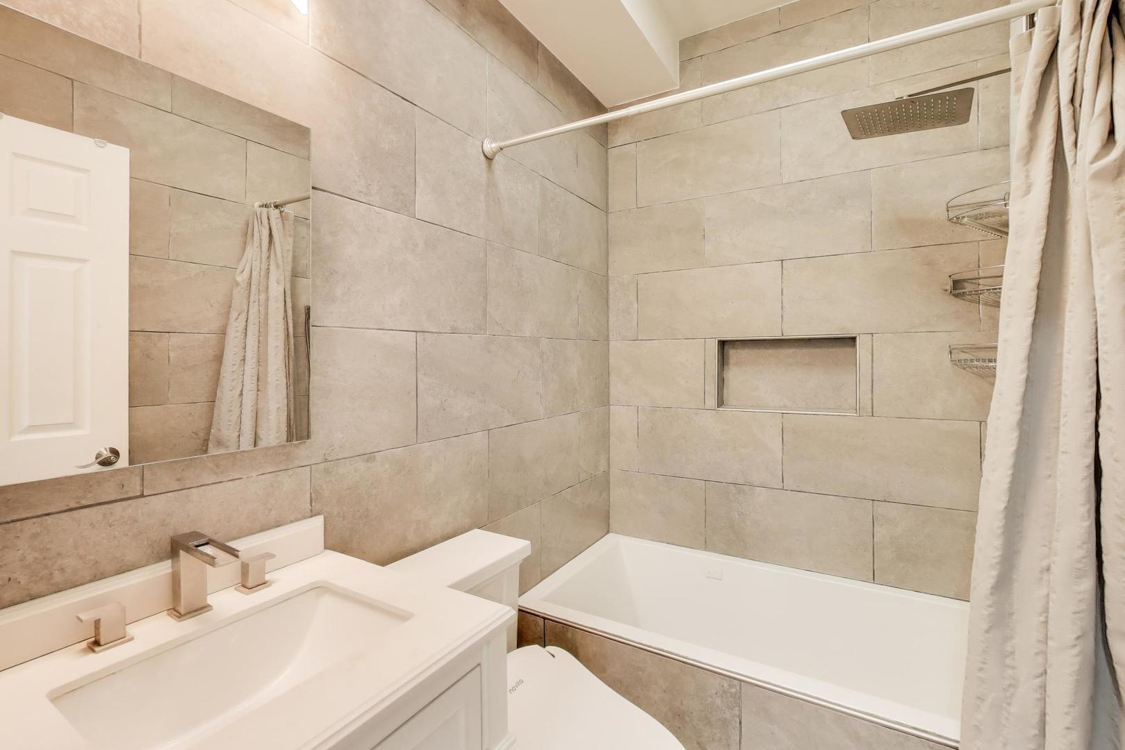 6421 North Greenview Avenue, Unit 2W Chicago, IL 60626 - Photo 14 of 23 a bathroom with a sink and a bathtub