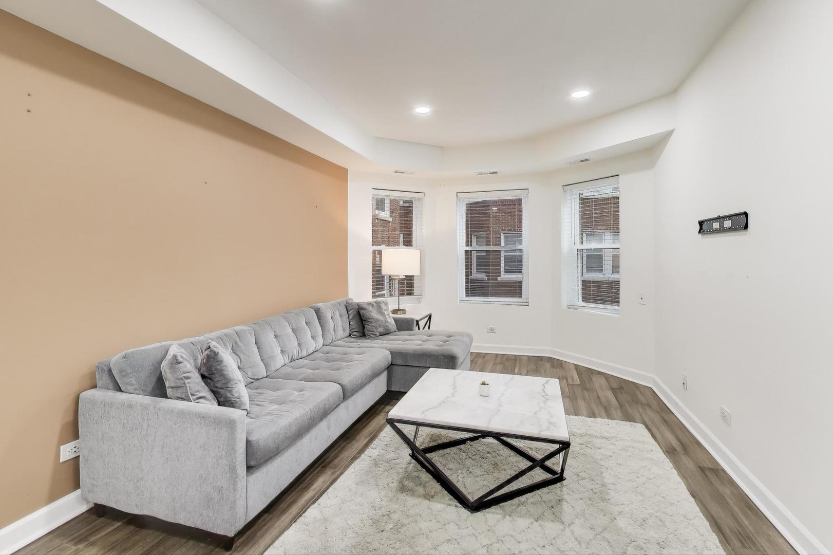 6421 North Greenview Avenue, Unit 2W Chicago, IL 60626 - Photo 7 of 23 a living room with furniture rug and window