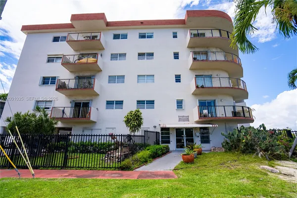 $2,300 | 7150 Indian Creek Drive, Unit 506, Miami Beach, FL 33141