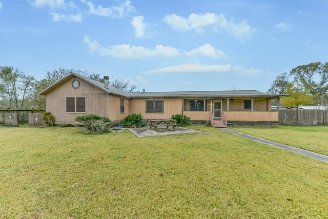 a view of a house with backyard and garden