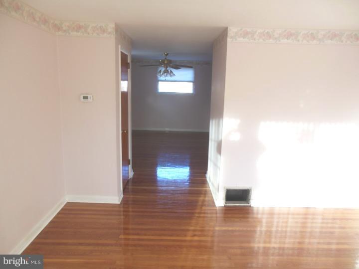 3413 Primrose Road Philadelphia, PA 19114 - Photo 3 of 14 Living Room