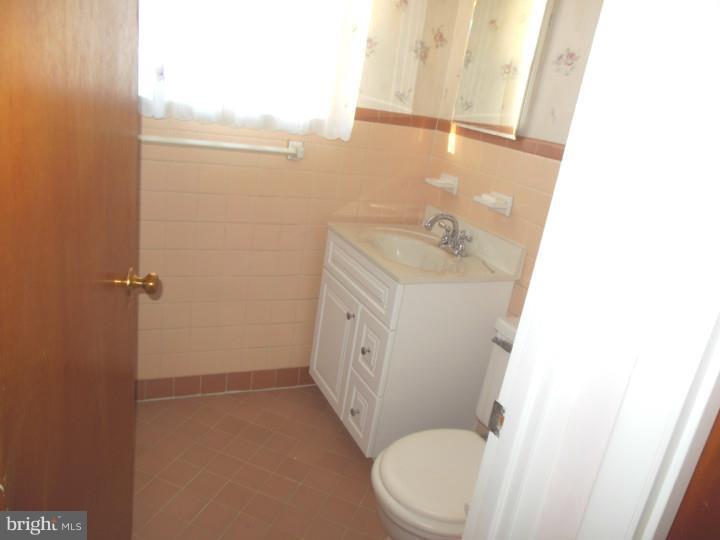 3413 Primrose Road Philadelphia, PA 19114 - Photo 10 of 14 Bathroom