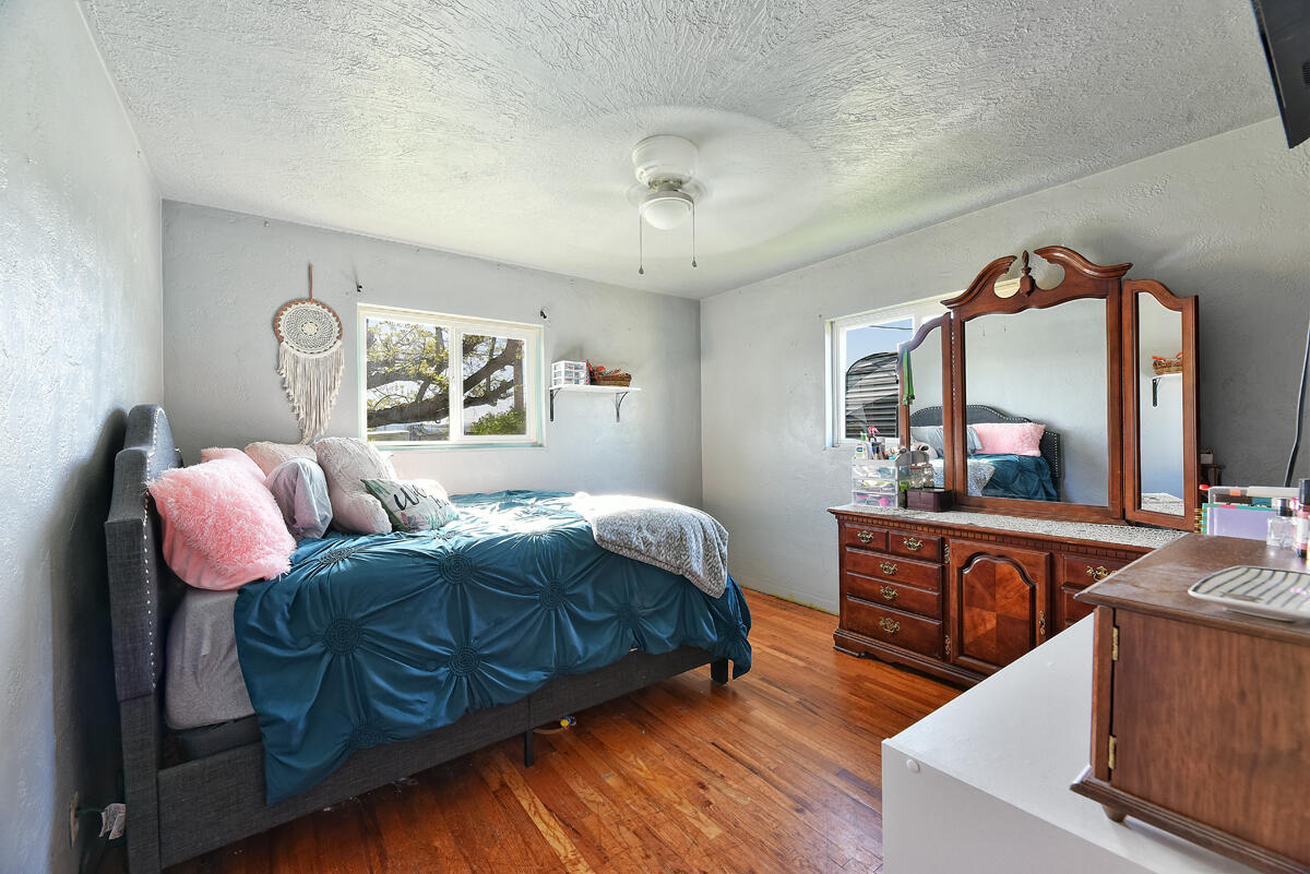 710 North 3rd Street Central Point, OR 97502 - Photo 12 of 24 DSC_1155