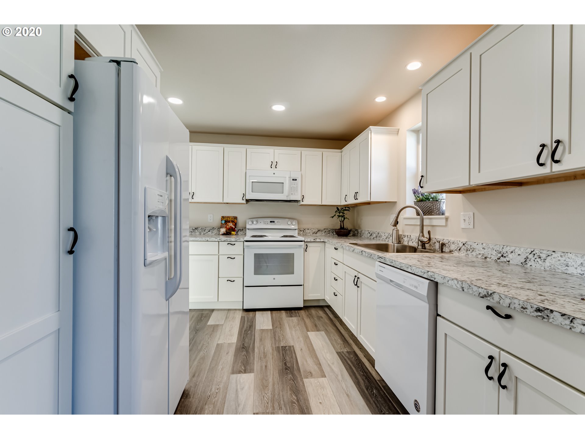 1576 16th Street Springfield, OR 97477 - Photo 5 of 32