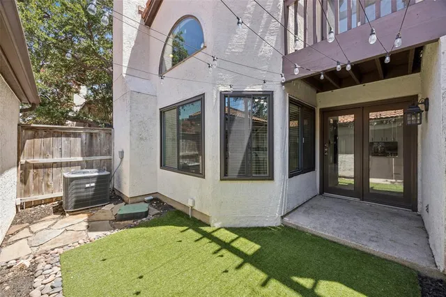 a view of a house with backyard and porch