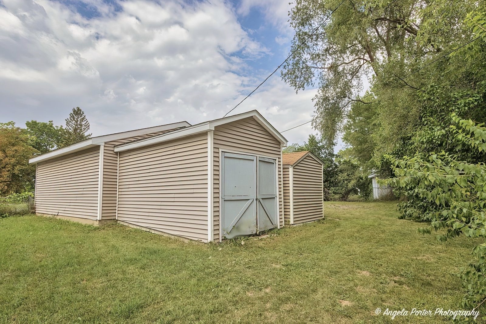 417 Deerpath Drive Lindenhurst, IL 60046 - Photo 23 of 23 a view of a backyard with a garden