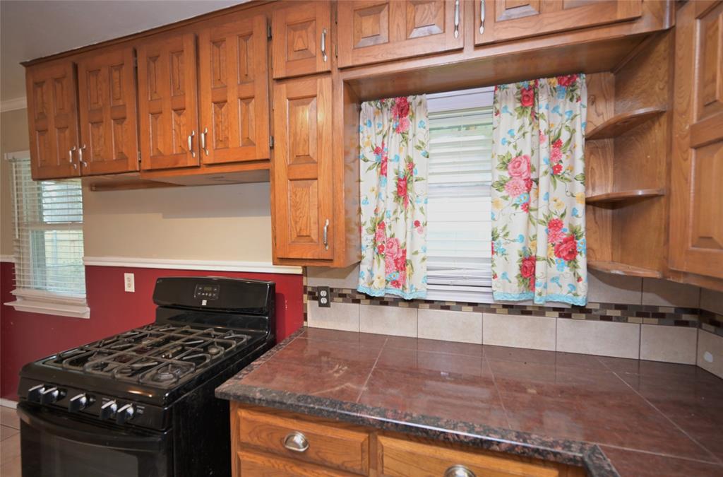 1804 England Road Arlington, TX 76013 - Photo 4 of 35