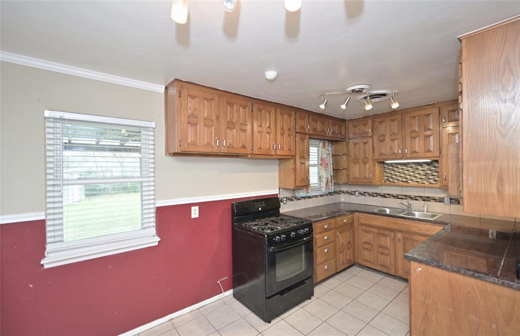 1804 England Road Arlington, TX 76013 - Photo 7 of 35