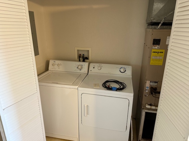 312 East Hester Street Carbondale, IL 62901 - Photo 3 of 14 a utility room with dryer and washer