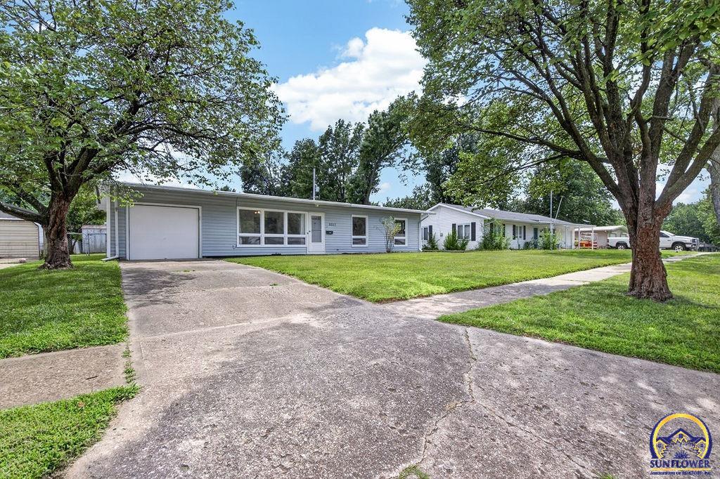 5517 Southwest 17th Terrace Topeka, KS 66604 - Photo 2 of 34