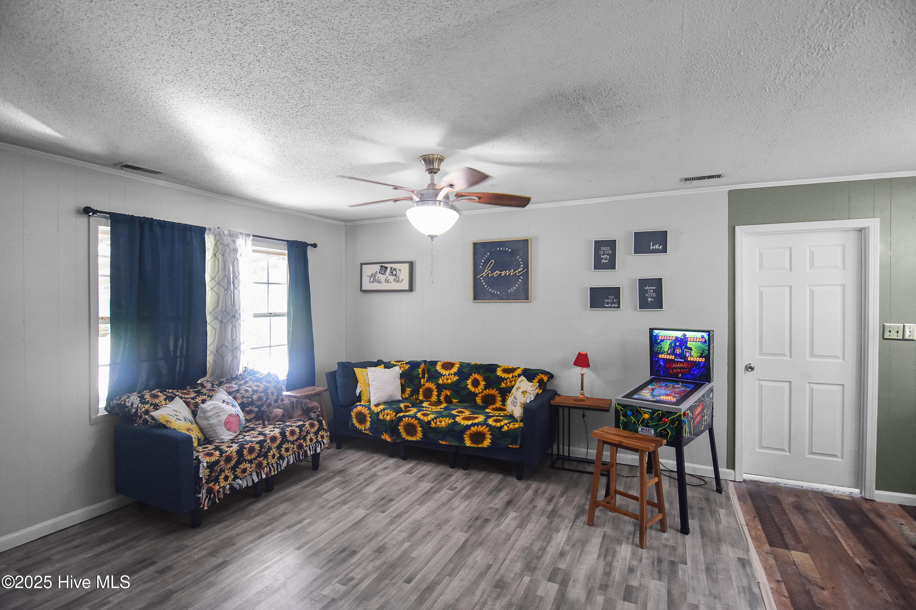 412 Dixon Road New Bern, NC 28560 - Photo 10 of 25 Living Room