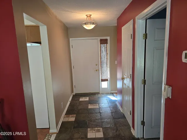 $300,000 | 18 Middle Road, Beaufort, SC 29907