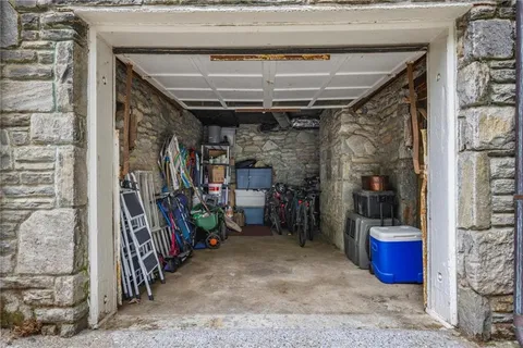 a view of backyard with patio and garden