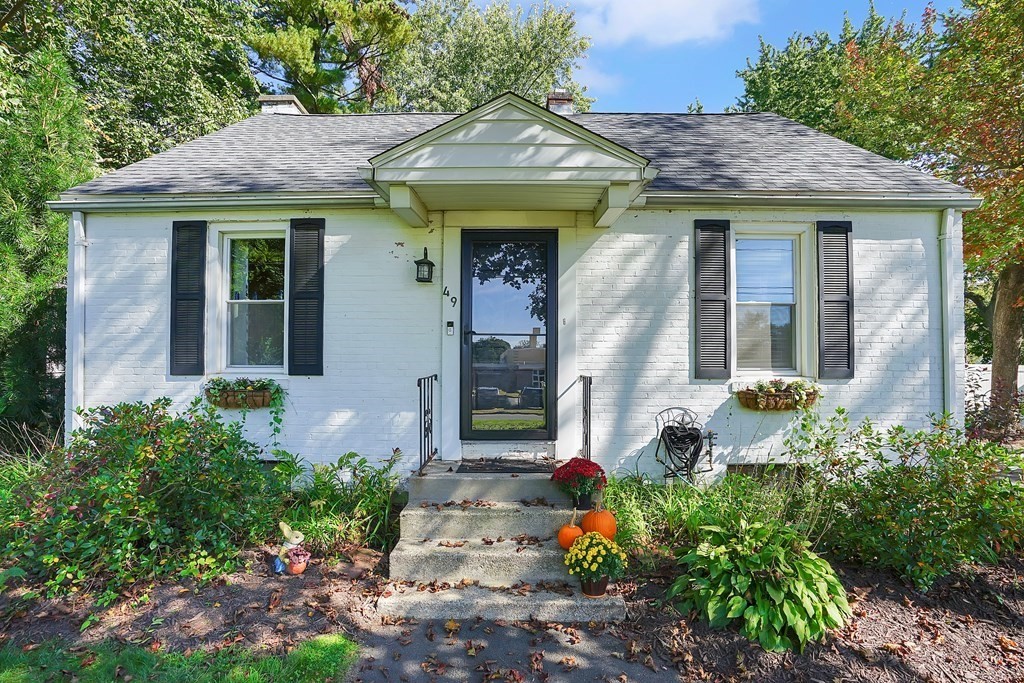 49 Marchioness Road Springfield, MA 01129 - Photo 28 of 35 a front view of a house with garden
