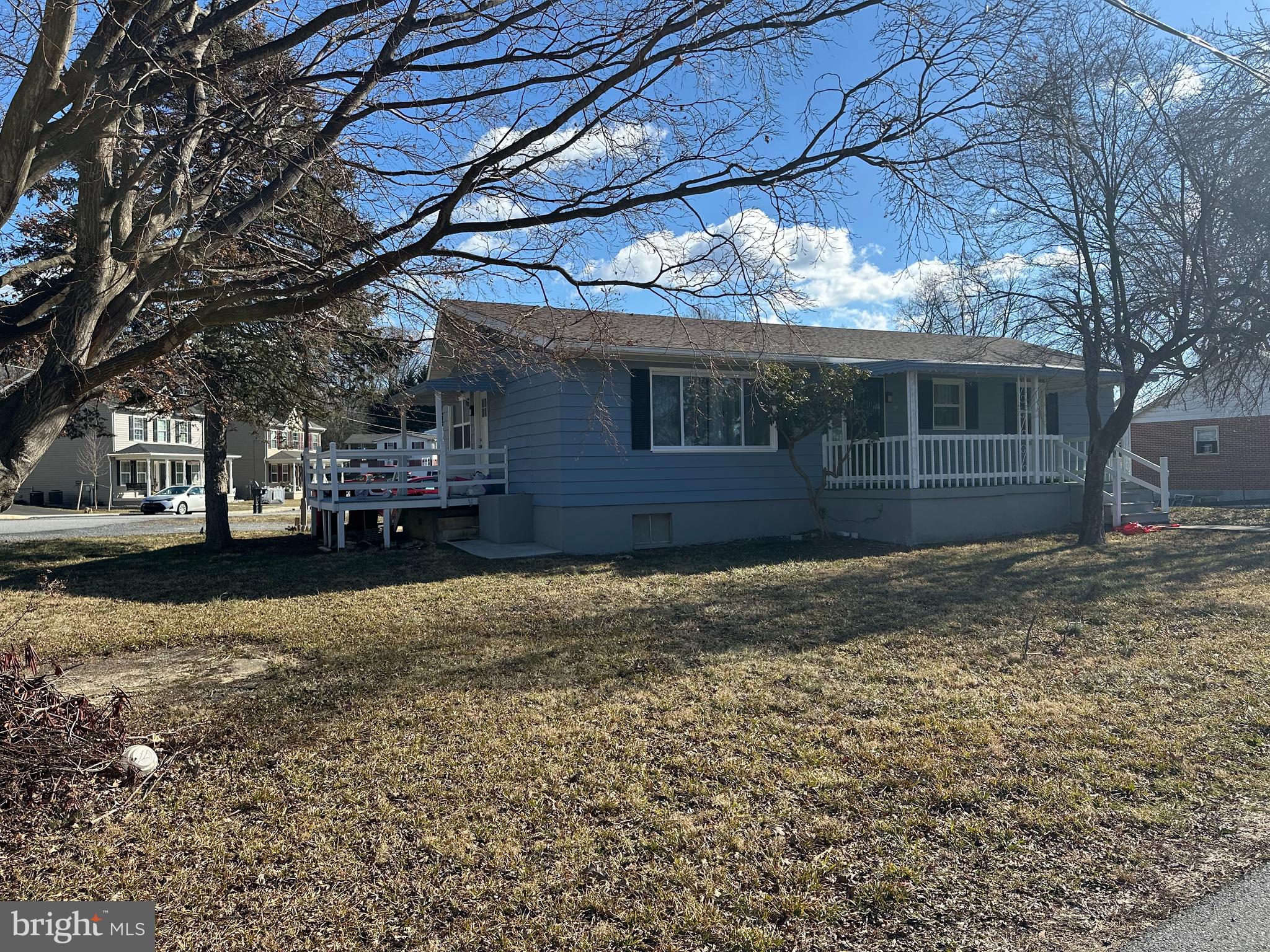 a view of a house with a yard
