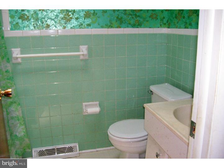 2021 Foster Street Philadelphia, PA 19116 - Photo 10 of 16 Bathroom