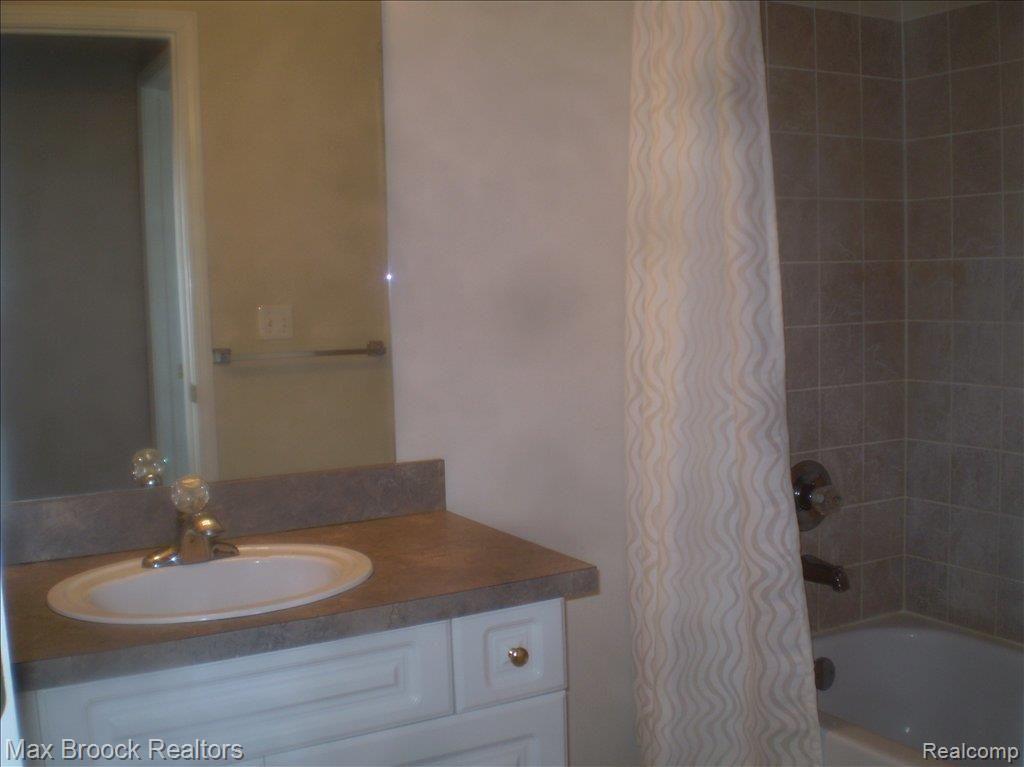 5357 Brookemonte Circle, Unit 324 Rochester, MI 48306 - Photo 7 of 12 Main Bath
